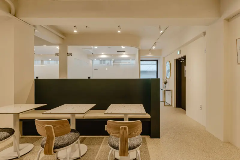 부스형 좌석이 돋보이는 아늑한 오피스 라운지